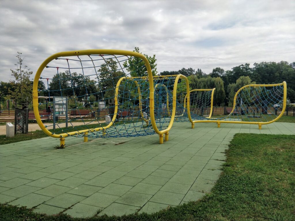 Kto odpowiada za hałas na placu zabaw Przepisy i obowiązki 4